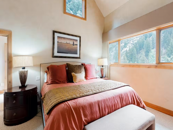 Six Bedrooms Beaver Creek Pet friendly Luxury Lodge