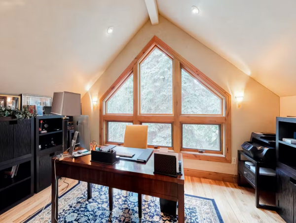 Six Bedrooms Beaver Creek Pet friendly Luxury Lodge