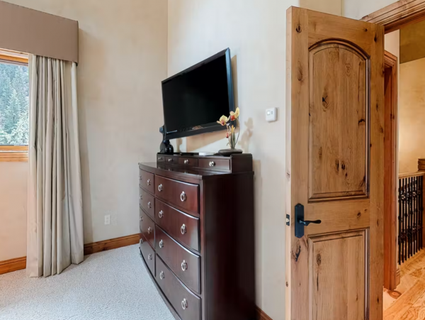 Six Bedrooms Beaver Creek Pet friendly Luxury Lodge