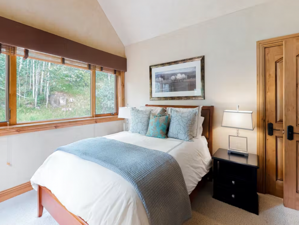 Six Bedrooms Beaver Creek Pet friendly Luxury Lodge
