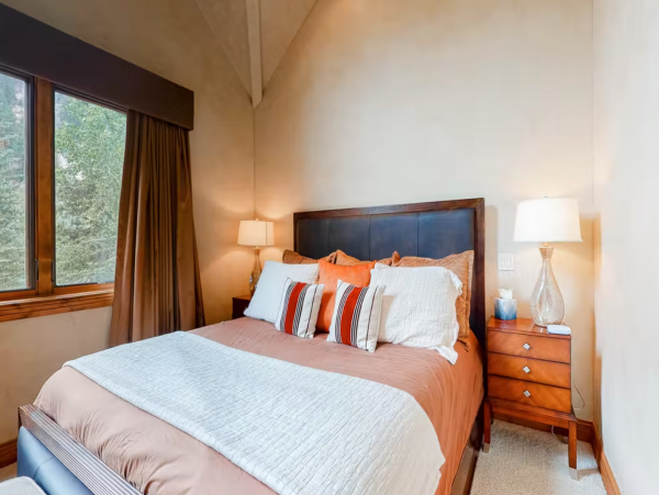 Six Bedrooms Beaver Creek Pet friendly Luxury Lodge