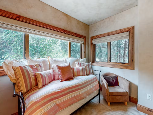 Six Bedrooms Beaver Creek Pet friendly Luxury Lodge