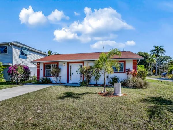 Bonita Springs Vacation Rental with Caged Pool Sleeps Six
