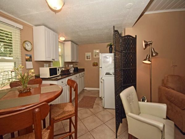One Bedroom Vacation Condo in Manasota Key Sleeps 4