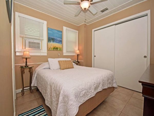 One Bedroom Vacation Condo in Manasota Key Sleeps 4