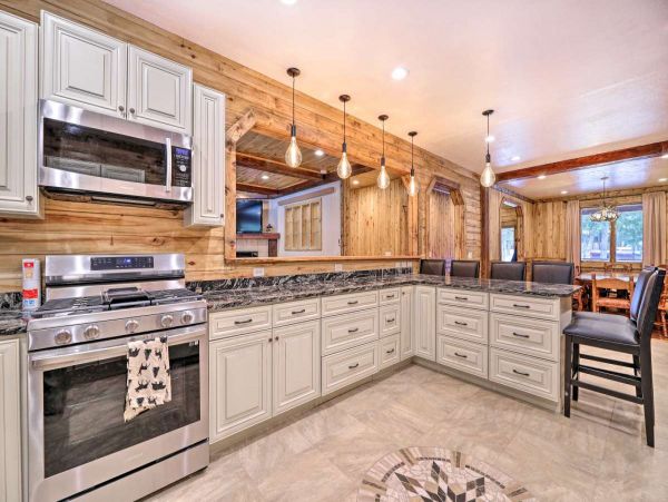 Cozy Alpine Five Bedroom Vacation Home with Great Views