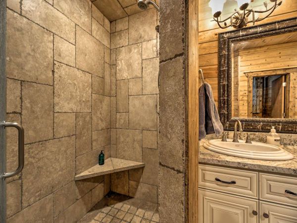 Cozy Alpine Five Bedroom Vacation Home with Great Views