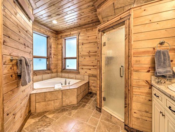 Cozy Alpine Five Bedroom Vacation Home with Great Views
