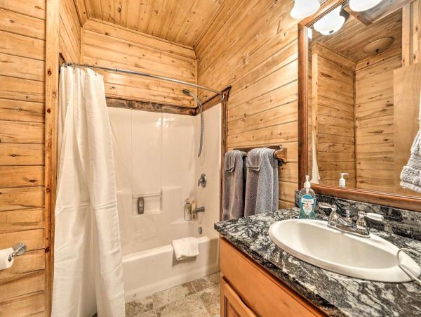 Cozy Alpine Five Bedroom Vacation Home with Great Views