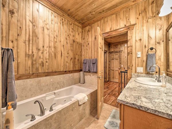 Cozy Alpine Five Bedroom Vacation Home with Great Views