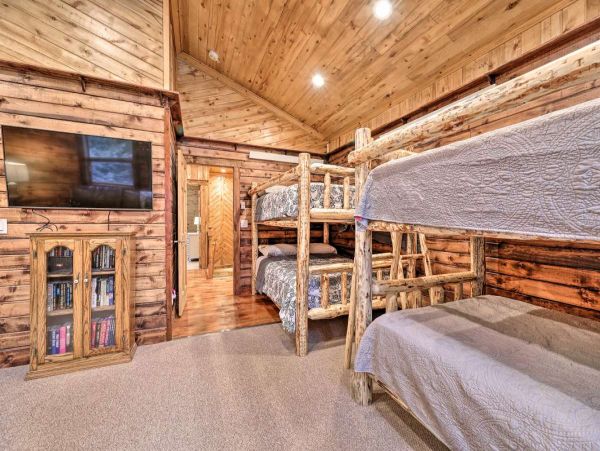 Cozy Alpine Five Bedroom Vacation Home with Great Views