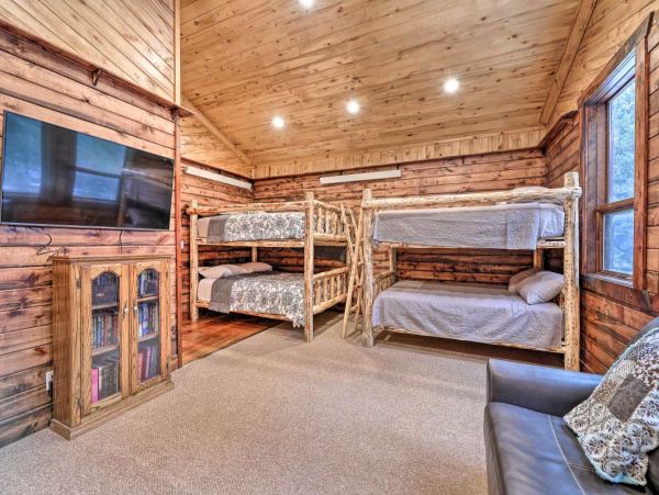 Cozy Alpine Five Bedroom Vacation Home with Great Views