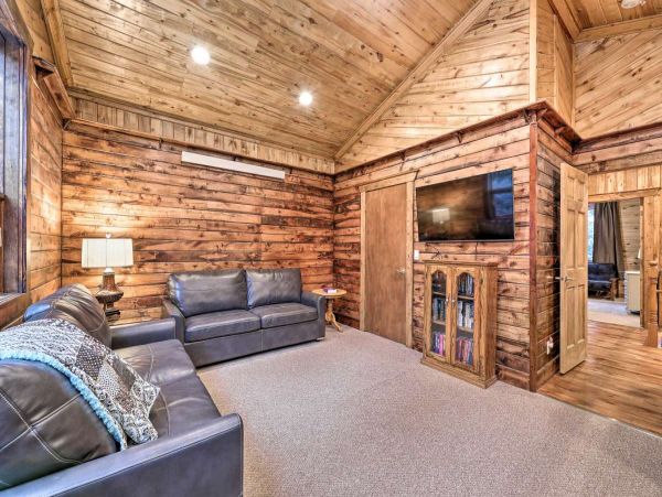 Cozy Alpine Five Bedroom Vacation Home with Great Views