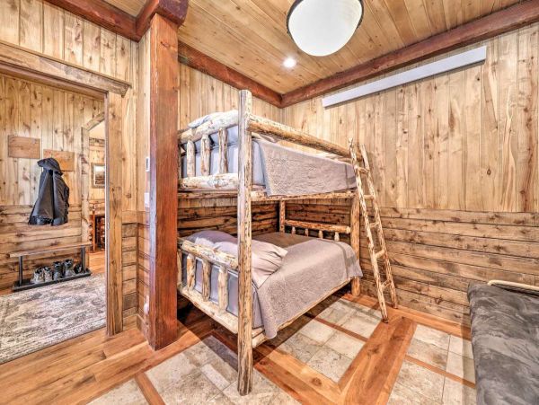 Cozy Alpine Five Bedroom Vacation Home with Great Views