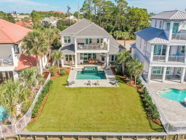 Six bedroom luxury vacation Home with Pool in Destin