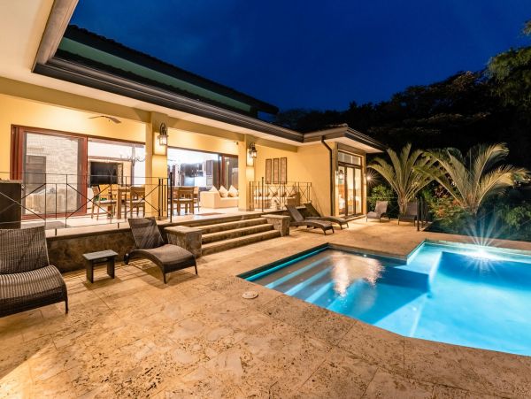 PRIVATE POOL, STEPS FROM BEACH, RESORT LUXURIES