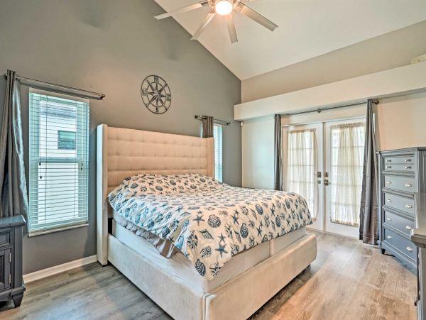 Cape Coral 4 Bedroom Home with Private Caged Pool & Yard