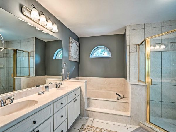 Cape Coral 4 Bedroom Home with Private Caged Pool & Yard