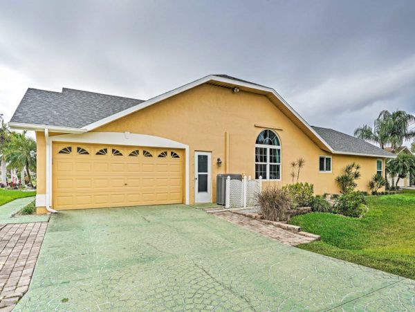Cape Coral 4 Bedroom Home with Private Caged Pool & Yard