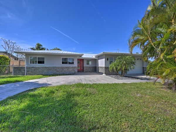 Cape Coral Vacation Home Four Bedrooms with Pool Sleeps 11
