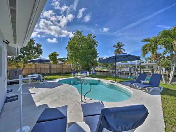 Cape Coral Vacation Home Four Bedrooms with Pool Sleeps 11