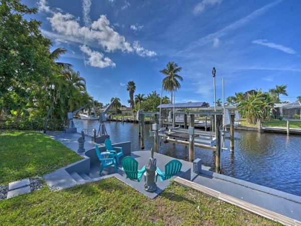 Cape Coral Vacation Home Four Bedrooms with Pool Sleeps 11