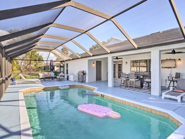 Cape Coral 5 Bedroom Home with Private Lanai, Pool & Grill
