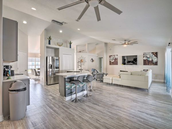 Cape Coral 5 Bedroom Home with Private Lanai, Pool & Grill