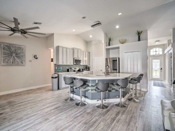 Cape Coral 5 Bedroom Home with Private Lanai, Pool & Grill