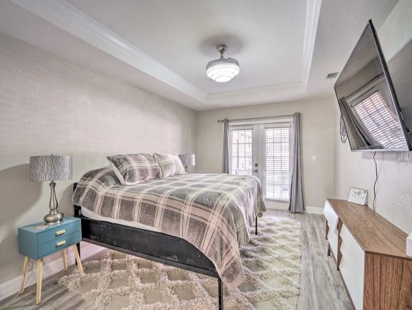 Cape Coral 5 Bedroom Home with Private Lanai, Pool & Grill