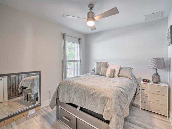Cape Coral 5 Bedroom Home with Private Lanai, Pool & Grill