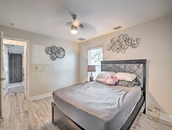 Cape Coral 5 Bedroom Home with Private Lanai, Pool & Grill