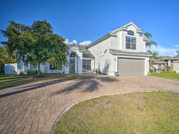Cape Coral 5 Bedroom Home with Private Lanai, Pool & Grill
