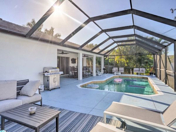 Cape Coral 5 Bedroom Home with Private Lanai, Pool & Grill