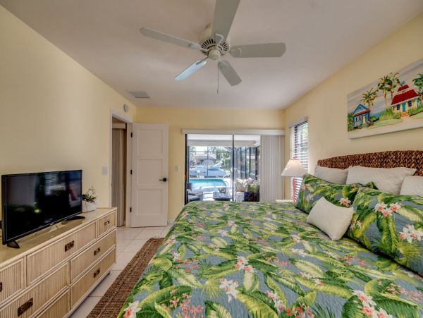 Canal Views Cape Coral Vacation Home Six Bedrooms with Pool