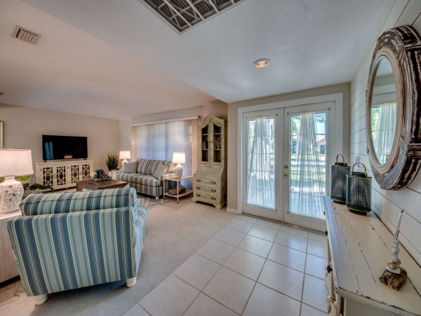 Canal Views Cape Coral Vacation Home Six Bedrooms with Pool