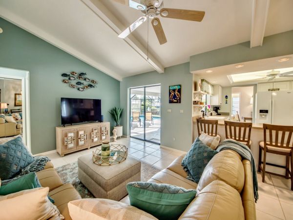Canal Views Cape Coral Vacation Home Six Bedrooms with Pool