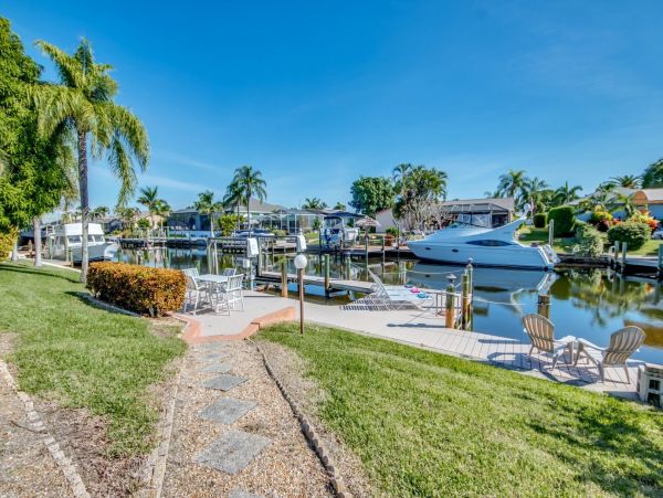 Canal Views Cape Coral Vacation Home Six Bedrooms with Pool