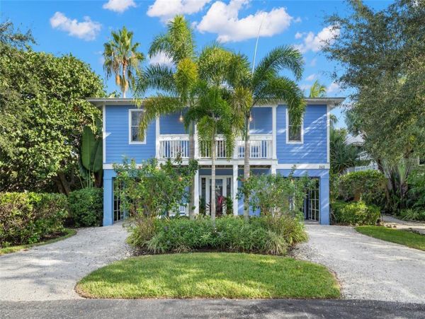 Longboat Key 3 Bedroom Home with Lanai & Fireplace