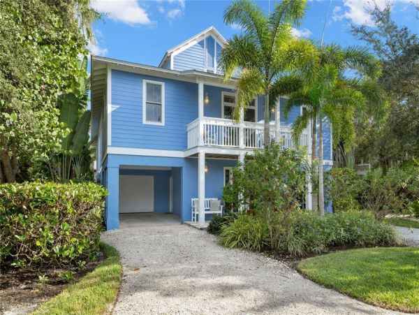 Longboat Key 3 Bedroom Home with Lanai & Fireplace