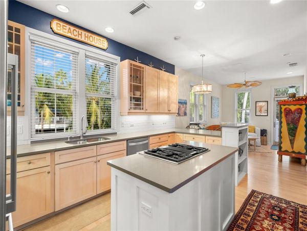 Longboat Key 3 Bedroom Home with Lanai & Fireplace