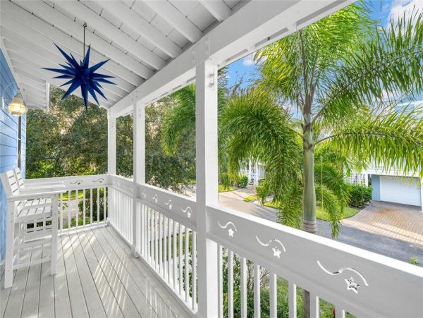 Longboat Key 3 Bedroom Home with Lanai & Fireplace