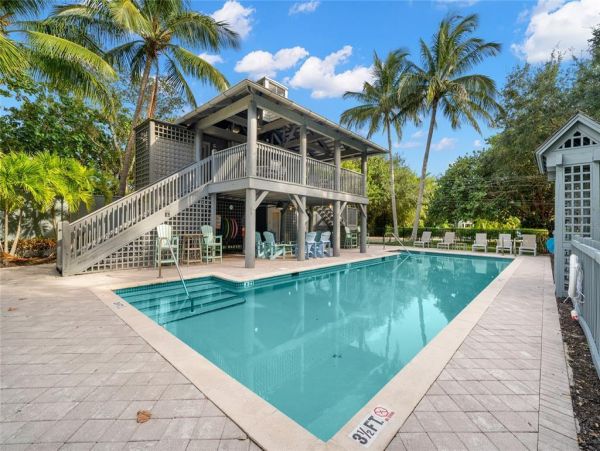 Longboat Key 3 Bedroom Home with Lanai & Fireplace