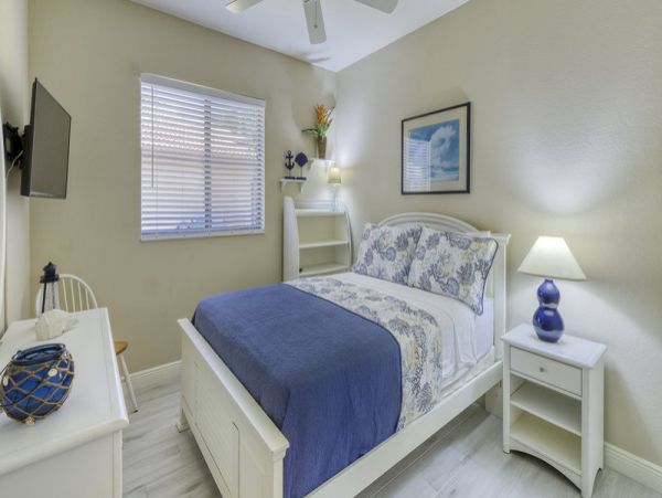 Charming Vacation Home Cape Coral with Caged Pool Sleeps 9