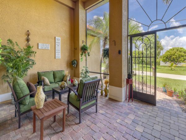 Charming Vacation Home Cape Coral with Caged Pool Sleeps 9