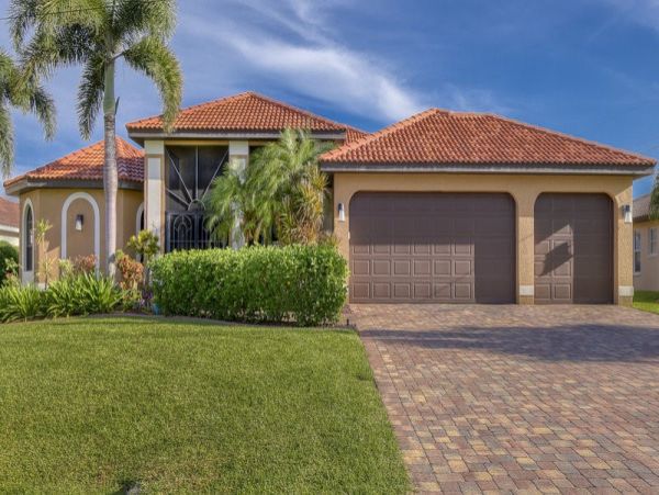 Charming Vacation Home Cape Coral with Caged Pool Sleeps 9