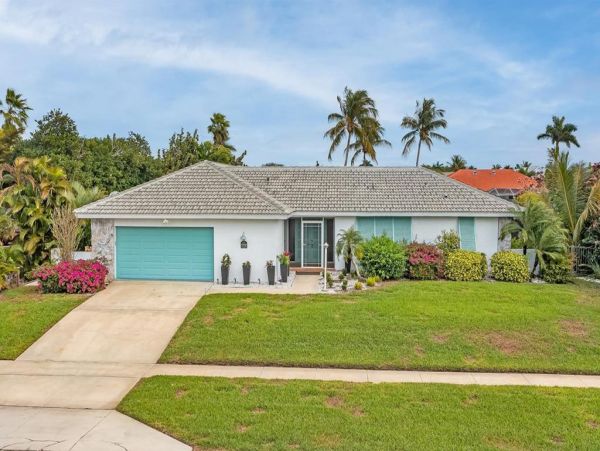 Marco Island 3 Bedroom Vacation Home Caged Pool & Canal View
