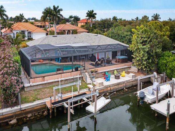 Marco Island 3 Bedroom Vacation Home Caged Pool & Canal View