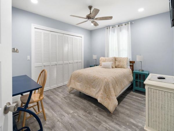 Marco Island 3 Bedroom Vacation Home Caged Pool & Canal View
