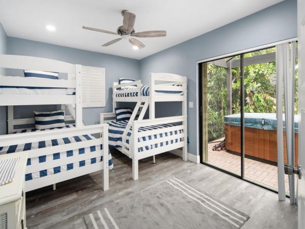 Marco Island 3 Bedroom Vacation Home Caged Pool & Canal View